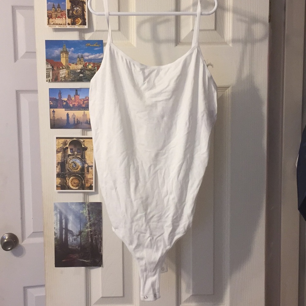 2/$10✨White body suit with cross back